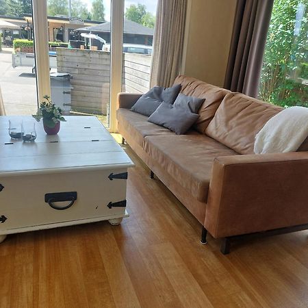 Ruim Familie Chalet Tot 4 Personen Op De Veluwe Bungalowpark De Kern Putten Exterior foto