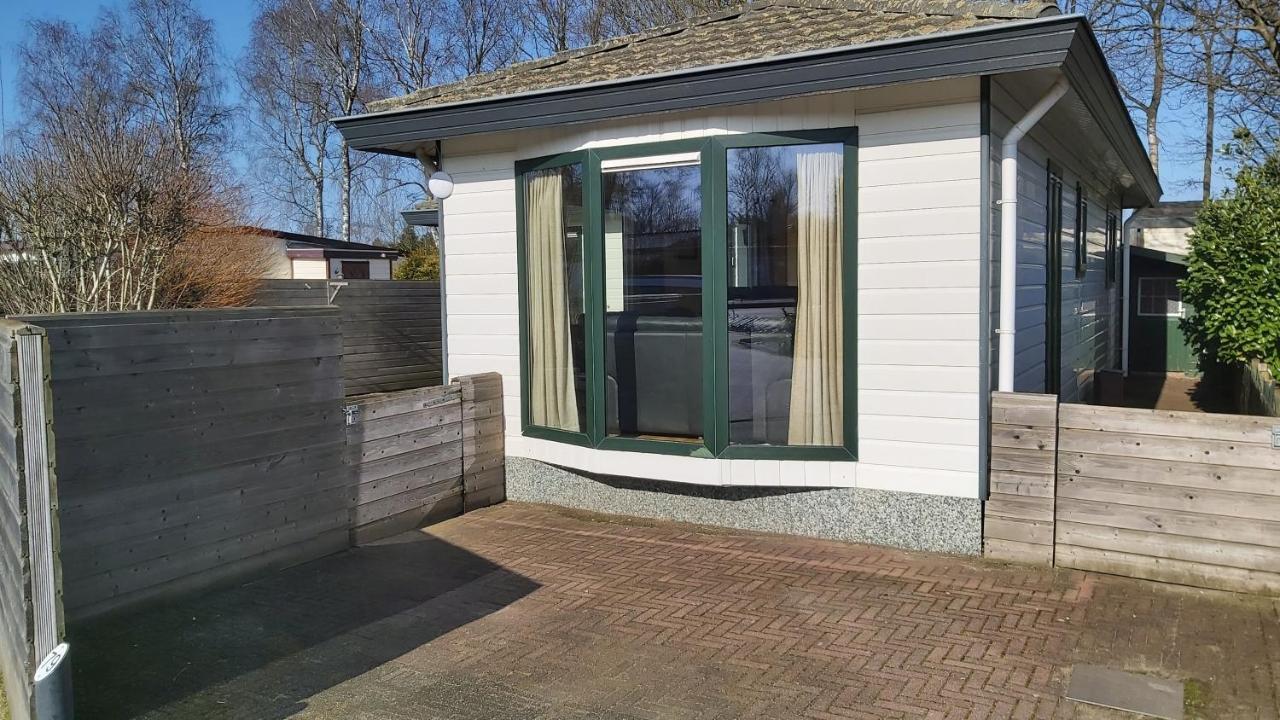 Ruim Familie Chalet Tot 4 Personen Op De Veluwe Bungalowpark De Kern Putten Exterior foto